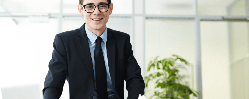 Auf diesem Bild ist eine Person zu sehen, die eine Ausbildung zum/r Sparkassenbetriebswirt/in absolviert. Dieser Beruf ist sehr interessant und hat viele Facetten. 