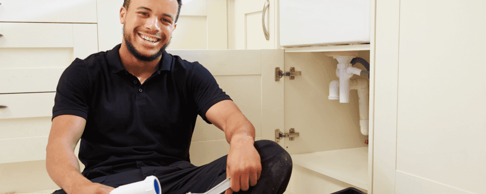 Auf diesem Bild ist eine Person zu sehen, die eine Ausbildung zum/r Klempner/in absolviert. Dieser Beruf ist sehr vielseitig und umfasst sowohl das Reparieren von Rohrleitungen als auch das Installieren neuer Sanitäranlagen. Klempner sind für ihre Kunden die erste Ansprechpartner, wenn es um Probleme mit der Wasserversorgung oder anderen sanitären Anlagen geht.