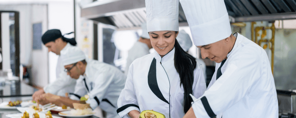 Auf diesem Bild sind Personen zu sehen, die eine Ausbildung zum/r Koch/Köchin absolvieren. 