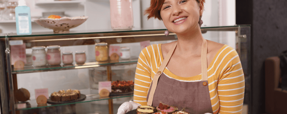 Dies ist ein Bild von einer Person, die eine Ausbildung zum/r Konditorfachverkäufer/in absolviert. Dieser Beruf ist sehr interessant und kreativ. Die Person auf dem Bild sieht sehr professionell und kompetent aus.