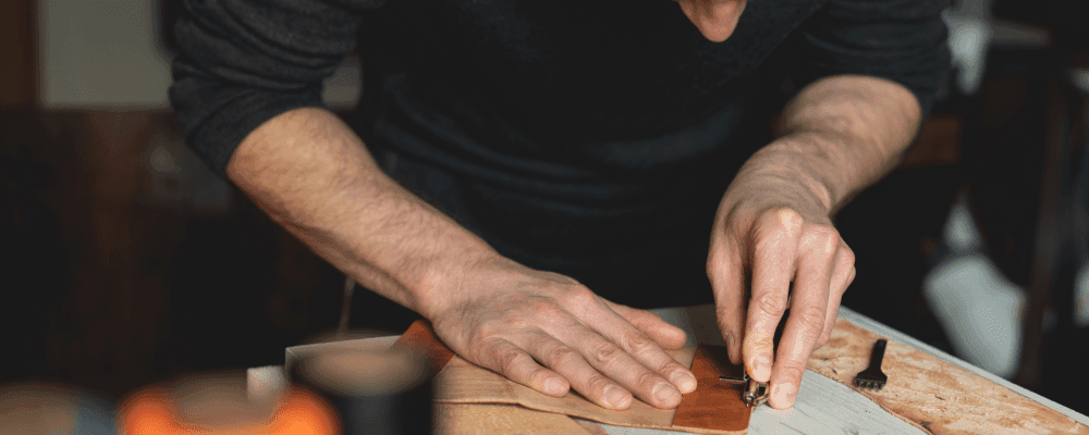 Das ist ein Bild von einer Person, die eine Ausbildung zum/r Kürschner/in absolviert. Dieser Beruf ist sehr wichtig, da er dafür sorgt, dass Pelze sauber und in gutem Zustand bleiben.