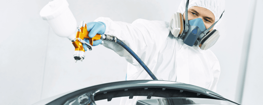Auf diesem Bild ist eine Person zu sehen, die eine Ausbildung zum/r Lacklaboranten/in absolviert. Dieser Beruf umfasst die Herstellung und Qualitätskontrolle von Autolacken und anderen Oberflächenbeschichtungen. 