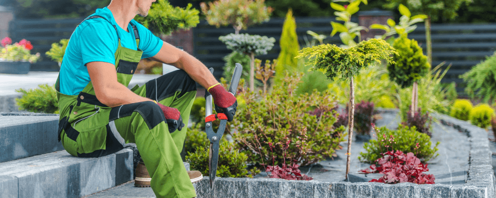 Auf diesem Bild ist eine Person zu sehen, die eine Ausbildung zum/r Landschaftsgärtner/in absolviert. Dieser Beruf umfasst die Planung, Pflege und Gestaltung von Grünflächen aller Art. Landschaftsgärtner/innen sorgen dafür, dass unsere Umgebung schön und attraktiv ist.