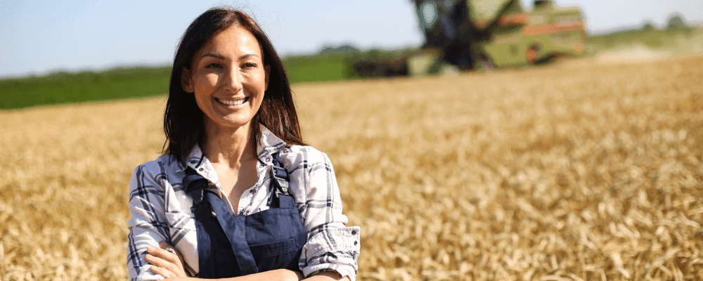 Auf diesem Bild ist eine Person zu sehen, die eine Ausbildung zum/r Landwirt/in absolviert. Dieser Beruf ist sehr wichtig, da er dafür sorgt, dass die Menschen mit Lebensmitteln versorgt werden. Die Person sieht sehr glücklich und zufrieden aus und man kann erkennen, dass sie ihren Job gerne macht.