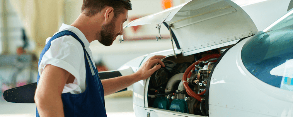Auf diesem Bild ist eine Person zu sehen, die eine Ausbildung zum/r Leichtflugzeugbauer/in absolviert. Dieser Beruf ist sehr interessant und vielseitig, da man sowohl mit Flugzeugen als auch mit anderen Luftfahrzeugen arbeiten kann.