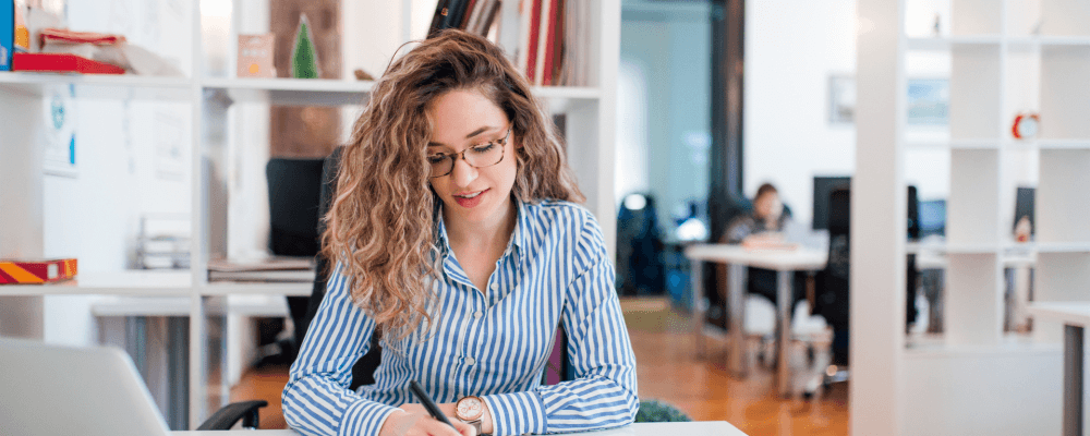Auf diesem Bild ist eine Person zu sehen, die eine Ausbildung zum/r Management-Assistent/in absolviert. Diese Person ist für die Organisation und Koordination von Unternehmensabläufen verantwortlich und trägt dazu bei, dass alles reibungslos funktioniert. Sie sorgt dafür, dass Termine eingehalten werden und Aufgaben zeitgerecht erledigt werden. 