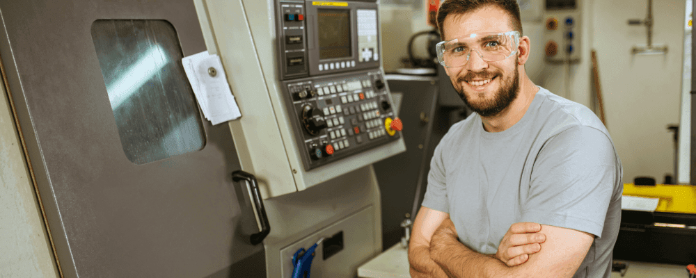 Auf diesem Bild ist eine Person zu sehen, die eine Ausbildung zum/r Maschinen- und Anlagenführer/in absolviert. Dieser Beruf ist sehr vielseitig und umfasst die Bedienung sowie Überwachung von verschiedenen Arten von Maschinen und Anlagen. 