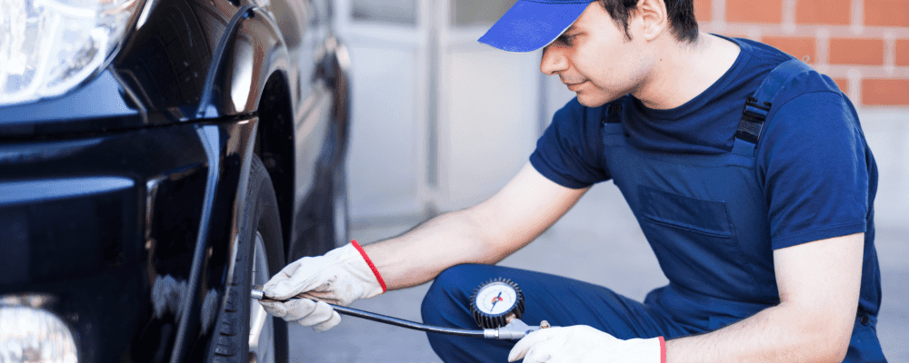 Auf diesem Bild ist eine Person zu sehen, die eine Ausbildung zum/r Mechaniker/in für Reifen- und Vulkanisationstechnik absolviert. Dieser Beruf ist sehr wichtig, da er dafür sorgt, dass die Reifen unserer Autos in einem top Zustand sind. Die Person auf dem Bild ist damit beschäftigt, einen Reifen zu reparieren.