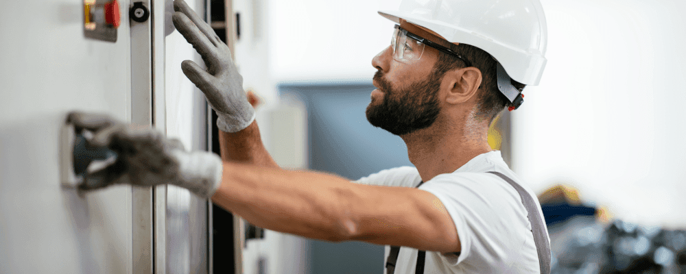Auf diesem Bild ist eine Person zu sehen, die eine Ausbildung zum/r Mechatroniker/in absolviert. Dieser Beruf ist sehr vielseitig und umfasst sowohl mechanische als auch elektronische Arbeiten. Die Person auf dem Bild sieht daher sehr konzentriert aus, da sie ständig verschiedene Aufgaben erledigen muss.