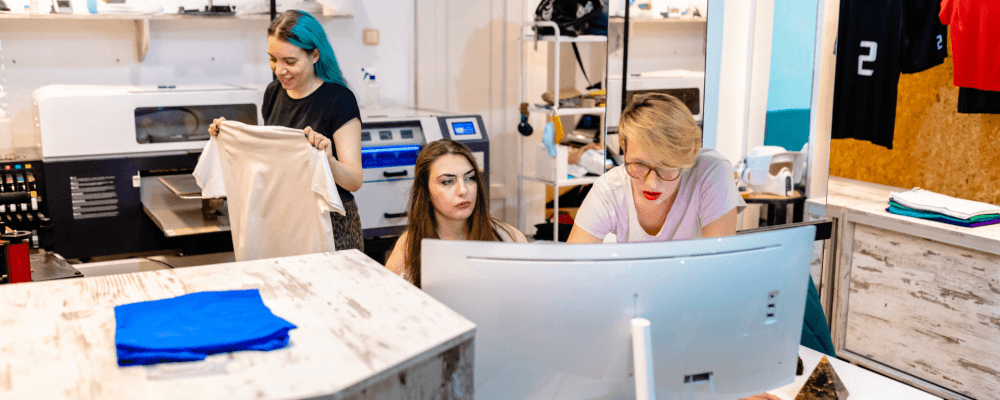 Auf diesem Bild ist eine Person zu sehen, die eine Ausbildung zum/r Mediengestalter/in Digital und Print absolviert. Dieser Beruf umfasst die Gestaltung von digitalen und gedruckten Medien wie zum Beispiel Websites, Broschüren oder Zeitungsartikel. Die Person auf dem Bild kann verschiedene Aufgaben rund um das Thema Mediengestaltung erledigen, zum Beispiel das Erstellen von Layouts oder das Bearbeiten von Fotos.