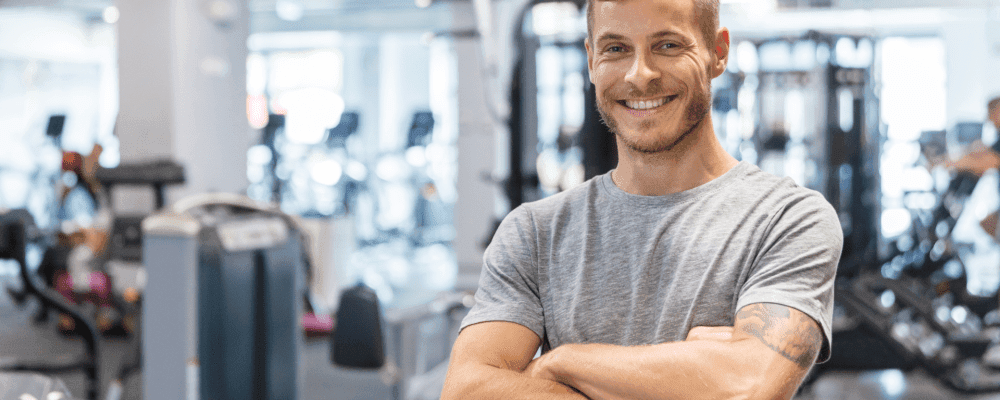 Auf diesem Bild ist eine Person zu sehen, die eine Ausbildung zum/r Sportassistenten/in absolviert. Dieser Beruf ist sehr abwechslungsreich und interessant, da man immer wieder neue Menschen kennenlernt und mit ihnen zusammenarbeitet.