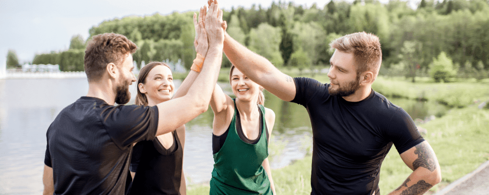 Auf diesem Bild ist eine Person zu sehen, die eine Ausbildung zum/r Sportfachmann/-frau absolviert. Dieser Beruf ist sehr vielseitig und umfasst die Planung, Organisation und Durchführung von sportlichen Aktivitäten. Die Person auf dem Bild kann also gut mit Menschen umgehen und ist körperlich fit.