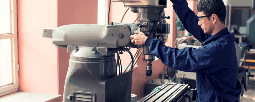 Dies ist ein Bild von einer Person, die eine Ausbildung zum/r Metallbauer/in absolviert. Die Person ist damit beschäftigt, Metall zu bearbeiten und zu formen, um verschiedene Objekte herzustellen. Dieser Beruf erfordert viel Geschick und Präzision, da das Metall sehr widerstandsfähig ist und es schwierig ist, es in die gewünschte Form zu bringen.