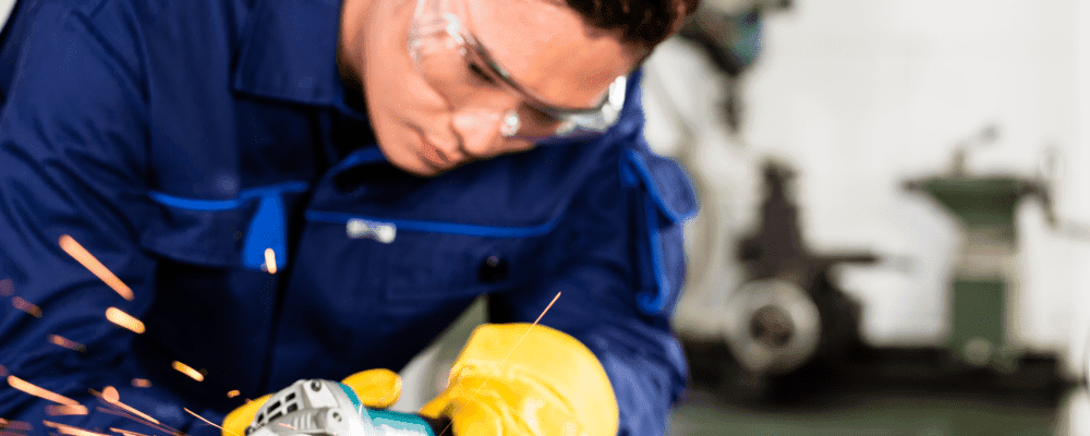 Auf diesem Bild ist eine Person zu sehen, die eine Ausbildung zum/r Metallbildner/in absolviert. Diese Person ist für die Herstellung und Bearbeitung von metallischen Werkstoffen zuständig. Die Metallbildner/in kann sowohl in der Industrie als auch in der Handwerkskunst tätig sein.
