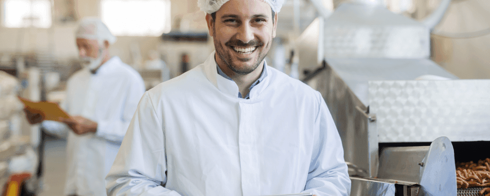 Auf diesem Bild ist eine Person zu sehen, die eine Ausbildung zum/r Süßwarentechnologen absolviert. Dieser Beruf umfasst die Herstellung und Entwicklung von süßen Lebensmitteln wie Kuchen, Pralinen und anderen Süßigkeiten. Die Person auf dem Bild ist verantwortlich für die Qualitätskontrolle der Produkte und sorgt dafür, dass die Süßwaren den höchsten Qualitätsstandards entsprechen.