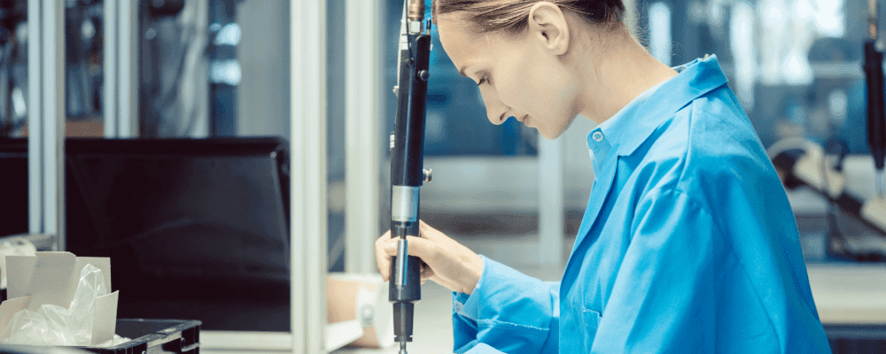 Auf diesem Bild ist eine Person zu sehen, die eine Ausbildung zum/r Modellbauer/in ausübt. Dieser Beruf ist sehr kreativ und technisch anspruchsvoll. Die Person sieht sehr konzentriert und engagiert aus.