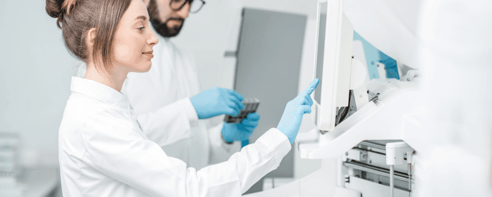 Auf diesem Bild ist eine Person zu sehen, die eine Ausbildung zum/r Milchwirtschaftlichen Laboranten/in absolviert. Dieser Beruf ist sehr wichtig, da er dafür verantwortlich ist, die Qualität der Milch und anderer Milcherzeugnisse sicherzustellen.