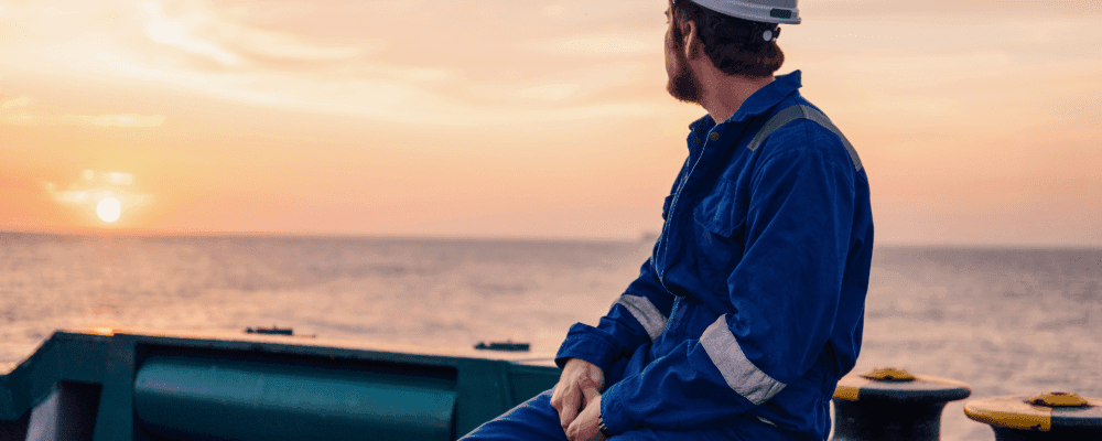 Auf diesem Bild ist eine Person zu sehen, die eine Ausbildung zum/r technischen Offiziersassistenten/in absolviert. Dieser Beruf umfasst die Unterstützung des technischen Offiziers bei der Planung und Durchführung von Wartungs- und Reparaturarbeiten an Schiffssystemen.