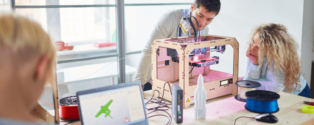 Dieses Bild zeigt eine Person, die eine Ausbildung zum/r technischen Produktdesigner/in absolviert. Dieser Beruf ist sehr kreativ und anspruchsvoll, da man ständig neue Ideen für Produkte entwickeln muss. Außerdem muss man sich gut in verschiedene CAD-Programme einarbeiten können, um die Produkte am Computer zu designen.