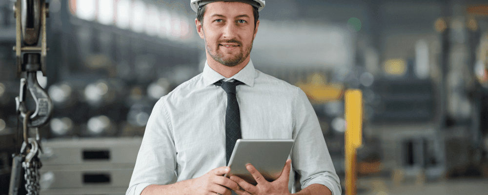 Auf diesem Bild ist eine Person zu sehen, die eine Ausbildung zum/r technischen Systemplaner/in absolviert. Dieser Beruf ist sehr vielseitig und umfasst die Planung, Organisation und Überwachung von technischen Systemen. Die Person auf dem Bild ist verantwortlich für die Planung der technischen Anlagen und Infrastruktur sowie deren Inbetriebnahme und Wartung.