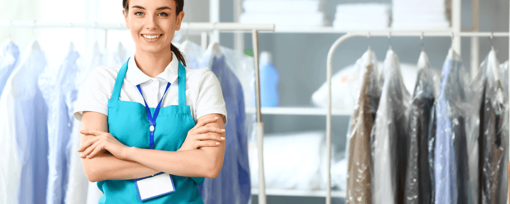 Dies ist ein Bild von einer Person, die eine Ausbildung zum/r Textilreiniger/in absolviert. 