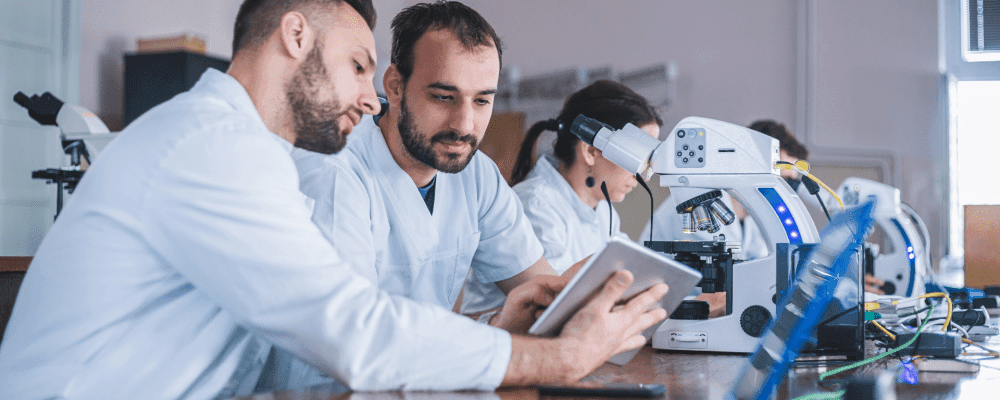 Auf diesem Bild ist eine Person zu sehen, die eine Ausbildung zum/r Thermometermachers/in absolviert. Dieser Beruf umfasst die Herstellung von Thermometern und anderen Temperaturerfassungsinstrumenten. Die Person auf dem Bild ist damit beschäftigt, ein solches Instrument herzustellen.
