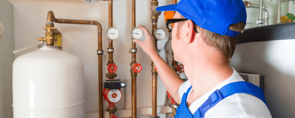 Ausbildung zum Anlagenmechaniker/in für Sanitär-, Heizungs- und Klimatechnik ist ein anerkannter Ausbildungsberuf. Die Ausbildung dauert 3,5 Jahre und qualifiziert dich für die Installation, Wartung und Instandhaltung von sanitären Anlagen, Heizsystemen und Klimaanlagen.