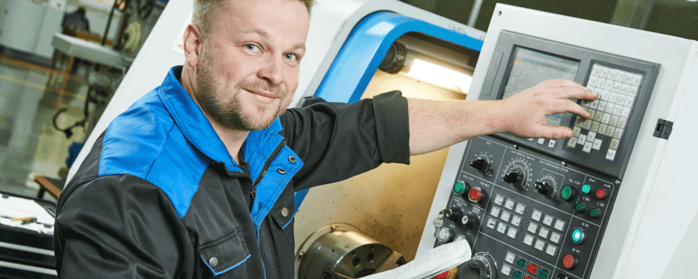 Auf diesem Bild ist eine Person zu sehen, die eine Ausbildung zum/r Verfahrensmechanikers absolviert. Dieser Beruf ist sehr vielseitig und umfasst die Planung, Herstellung, Montage und Wartung von Anlagen und Geräten. Die Arbeit des Verfahrensmechanikers erfordert sowohl technisches Geschick als auch körperliche Kraft.