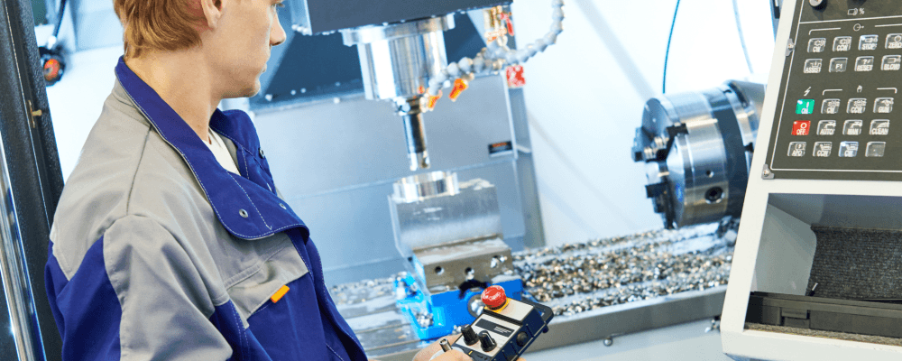 Auf diesem Bild ist eine Person zu sehen, die eine Ausbildung zum Verfahrensmechaniker/in in der Glastechnik absolviert. Dieser Beruf umfasst die Planung, Herstellung und Wartung von Glasanlagen und -produkten. 