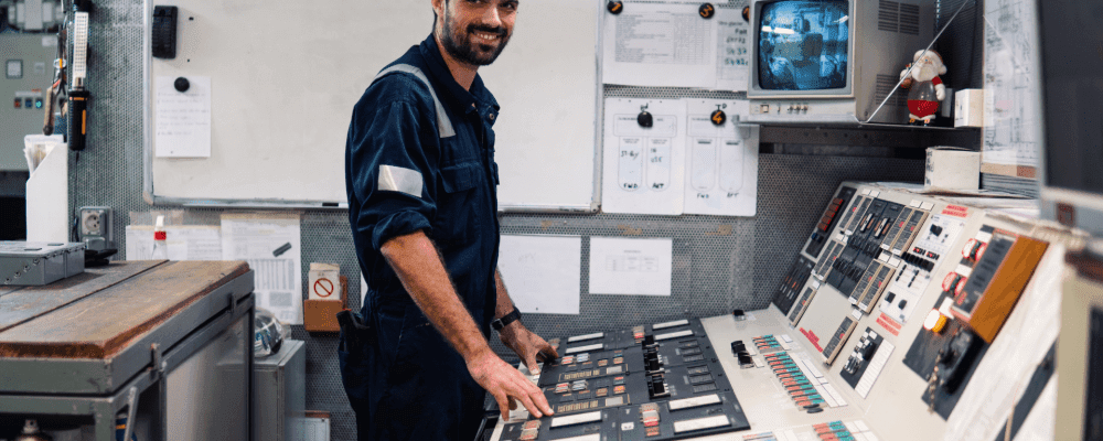 Auf diesem Bild ist eine Person zu sehen, die eine Ausbildung zum/r Nautischen Offiziersassistenten/in absolviert. Dieser Beruf ist sehr abwechslungsreich und interessant, da man viel Zeit auf dem Wasser verbringt und immer wieder neue Herausforderungen meistern muss. Die Aufgaben eines Nautischen Offiziersassistenten sind vielfältig und umfassen unter anderem das Führen von Schiffen, das Überwachen der Ladung sowie das Planen der Routen.