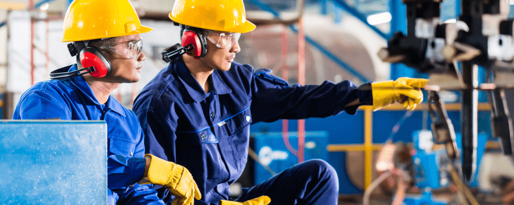 Auf diesem Bild ist eine Person zu sehen, die eine Ausbildung zum/r Packmitteltechnologen/-technologin absolviert. Dieser Beruf ist sehr wichtig, da er dafür sorgt, dass alle Produkte richtig und sicher verpackt werden.