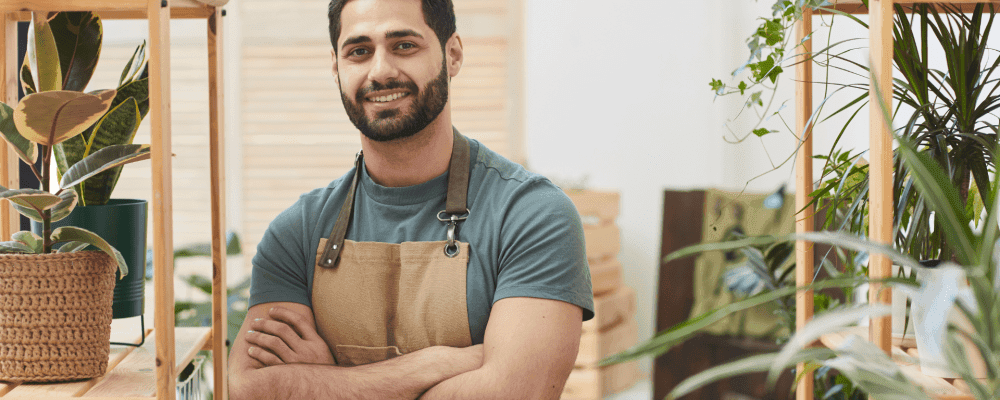 Auf diesem Bild ist eine Person zu sehen, die eine Ausbildung zum/r Pflanzenfachberater/in absolviert. 
