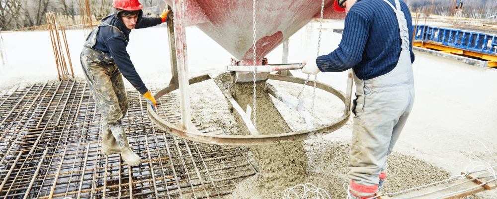 Auf diesem Bild ist eine Person zu sehen, die eine Ausbildung zum/r Beruf des Beton- und Stahlbetonbauer/in absolviert. Dieser Beruf ist sehr anspruchsvoll und erfordert viel Fachwissen und Erfahrung. Die Person auf dem Bild ist damit beschäftigt, Beton zu verarbeiten und zu bearbeiten. Dabei muss sie genau wissen, wie der Beton richtig verarbeitet wird, damit er stabil ist und keine Risse bekommt.