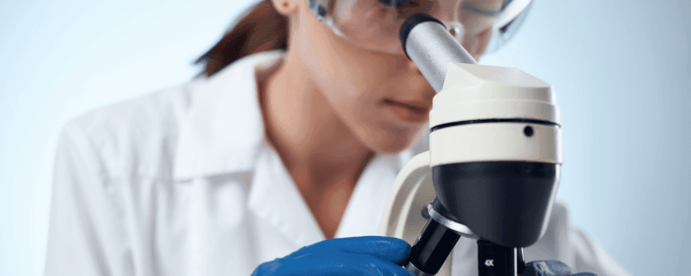 Dies ist ein Foto von einer Person, die eine Ausbildung zum/r Biolaboranten/in absolviert. Dieser Beruf ist sehr wichtig, da er dafür sorgt, dass wir die Umwelt besser verstehen und schützen können.