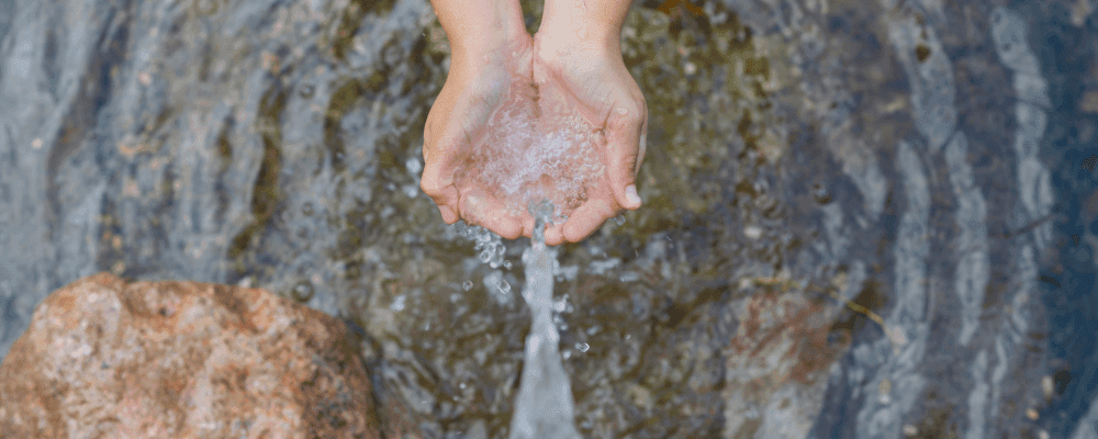 Auf diesem Bild ist eine Person zu sehen, die eine Ausbildung zum/r Brunnenbauer/in absolviert. Dieser Beruf ist sehr wichtig, da er dafür sorgt, dass Menschen Zugang zu sauberem Wasser haben. 