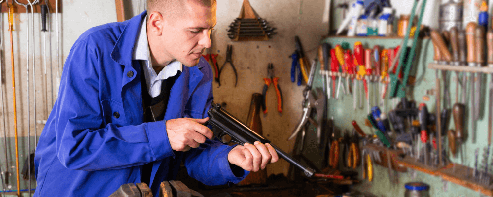 Auf diesem Bild ist eine Person zu sehen, die eine Ausbildung zum/r Büchsenmacher/in absolviert. Dieser Beruf besteht darin, Waffen und Munition herzustellen oder zu reparieren. Büchsenmacher sind für die Sicherheit von Waffen und Munition verantwortlich und stellen sicher, dass sie richtig funktionieren.
