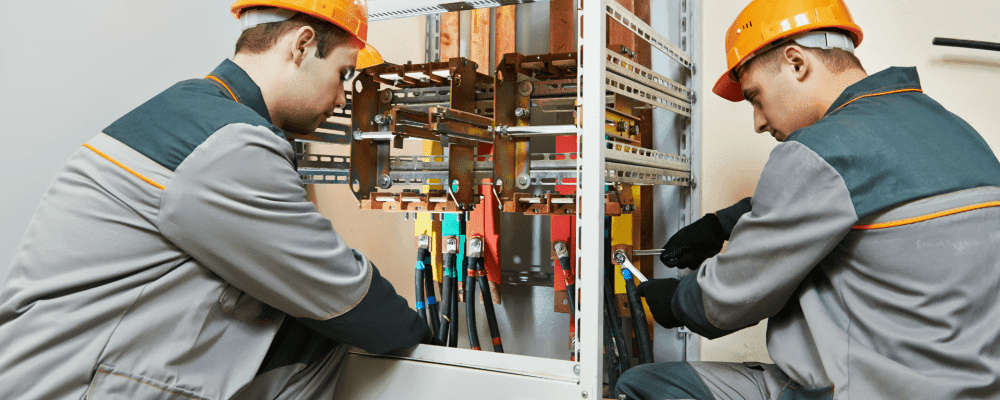 Auf diesem Bild ist eine Person zu sehen, die eine Ausbildung zum/r Elektroniker/in für Maschinen- und Antriebstechnik absolviert. Dieser Beruf umfasst die Installation, Wartung und Reparatur von elektrischen Systemen in Maschinen und Anlagen.