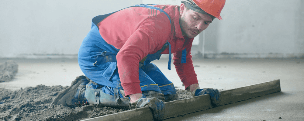 Auf diesem Foto ist eine Person zu sehen, die eine Ausbildung zum/r Estrichleger/in absolviert. Dieser Beruf ist sehr anstrengend und erfordert viel Geschick und Können. Die Person auf dem Foto ist sehr konzentriert bei der Arbeit und legt gerade einen neuen Bodenbelag aus.