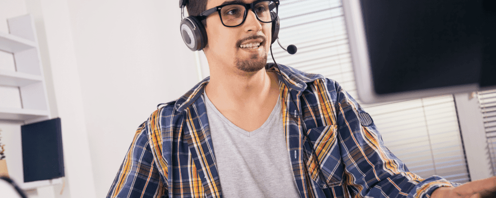 Auf diesem Bild ist eine Person zu sehen, die eine Ausbildung zum/r Fachberaters/in für Softwaretechniken absolviert. Dieser Beruf ist sehr vielseitig und umfasst die Planung, Implementierung und Wartung von Softwarelösungen. Die Person auf dem Bild ist verantwortlich für die technische Beratung von Kunden und hilft ihnen bei der Auswahl der geeigneten Softwarelösungen.