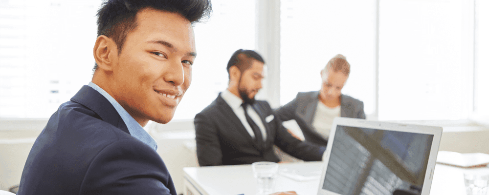 Auf diesem Bild ist eine Person zu sehen, die eine Ausbildung zum/r Fachinformatikers für Anwendungsentwicklung absolviert. Dieser Beruf ist sehr vielseitig und umfasst die Planung, Konzeption und Umsetzung von IT-Systemen. 