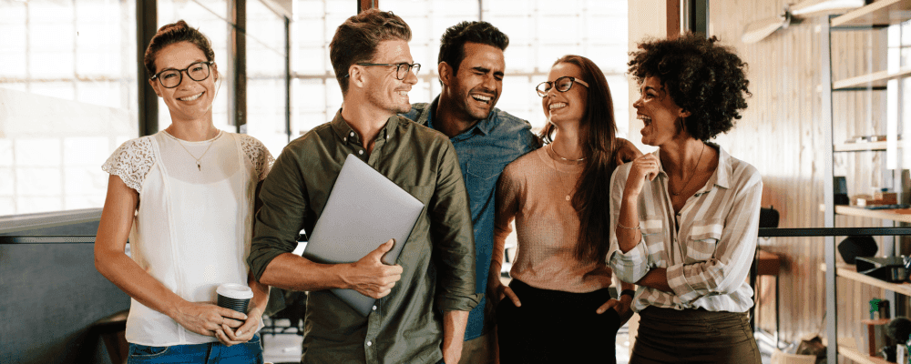 Auf diesem Bild ist eine Person zu sehen, die eine Ausbildung zum/r Fachinformatiker/in für digitale Vernetzung absolviert. Dieser Beruf ist sehr wichtig, da er dafür verantwortlich ist, die verschiedenen digitalen Geräte und Systeme miteinander zu vernetzen. 