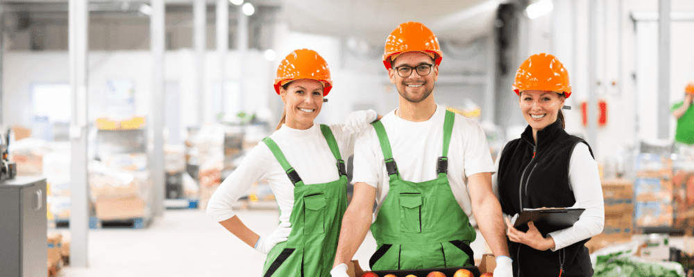 Auf diesem Bild ist eine Person zu sehen, die eine Ausbildung zur Fachkraft für Fruchtsafttechnik absolviert. Dieser Beruf ist sehr interessant und abwechslungsreich. Die Person hat viel Wissen über verschiedene Arten von Früchten und deren Herstellung. 