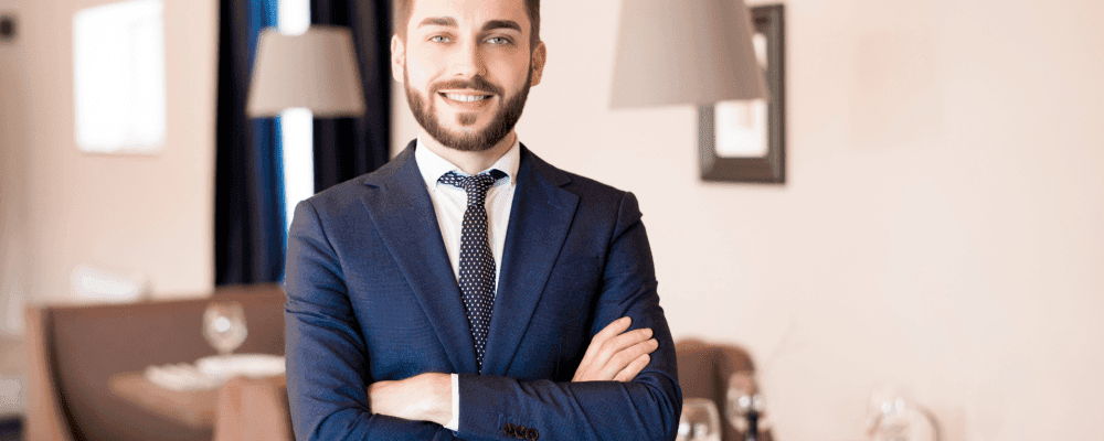 Auf diesem Bild ist eine Person zu sehen, die eine Ausbildung zur Fachkraft für Gastronomie absolviert. Diese Person ist verantwortlich für die Organisation und Durchführung von Veranstaltungen im gastronomischen Bereich. Sie muss sich um alle Aspekte der Gastronomie kümmern, vom Catering bis hin zur Dekoration.