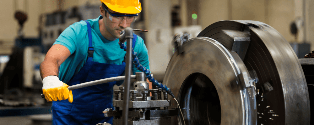 Auf diesem Bild ist eine Person zu sehen, die eine Ausbildung zum/r Verfahrensmechaniker/in für Kunststoff- und Kautschuktechnik absolviert. In diesem Beruf ist man unter anderem für die Compound- und Masterbatchherstellung verantwortlich.