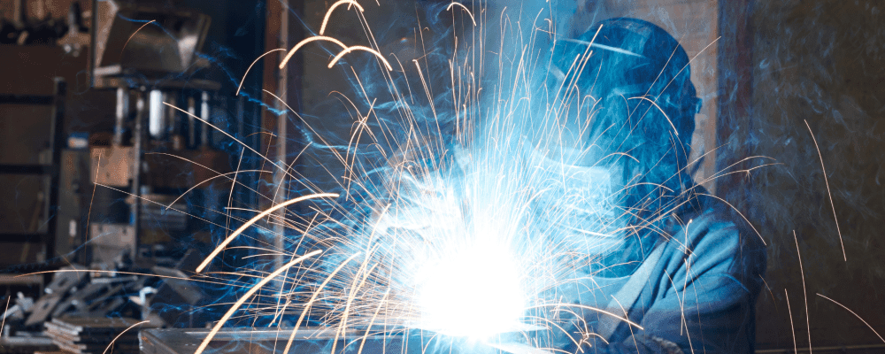 Auf diesem Bild ist eine Person zu sehen, die eine Ausbildung zum/r Verfahrenstechnologen/-technologin absolviert. Dieser Beruf ist sehr vielseitig und umfasst die Planung, Koordination und Überwachung von technischen Produktionsprozessen in der Metallindustrie. Die Person auf dem Bild sieht also konzentriert aus, da sie ständig darauf achten muss, dass alles reibungslos abläuft.