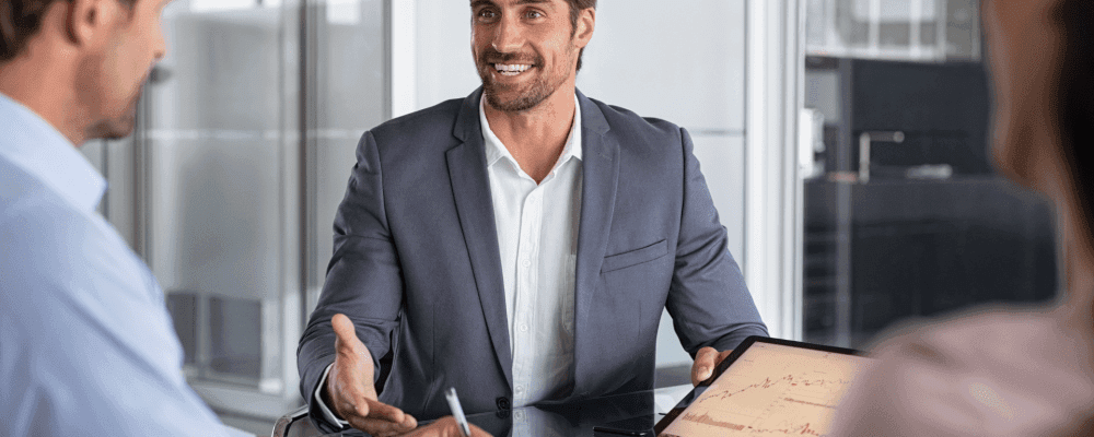 Auf diesem Bild ist eine Person zu sehen, die eine Ausbildung zum/r Vermögensberater/in absolviert. Dieser Beruf ist sehr interessant und abwechslungsreich. Die Person verfügt über umfangreiche Kenntnisse in der Finanz- und Investitionsbranche und kann so ihren Kunden bei der Gestaltung ihrer finanziellen Zukunft helfen.