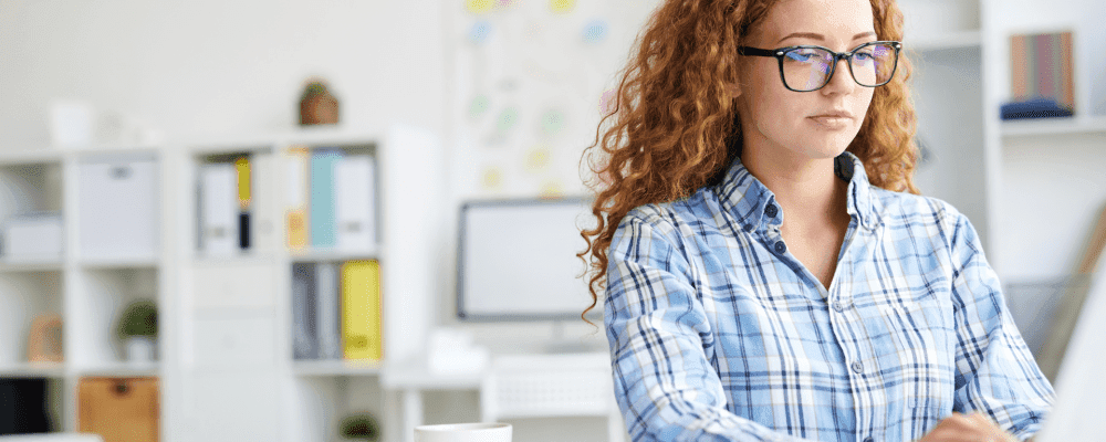 Auf diesem Bild ist eine Person zu sehen, die eine Ausbildung zum/r Verwaltungswirt/in (mittlerer Dienst) absolviert. Dieser Beruf umfasst die Planung, Organisation und Kontrolle der administrativen Arbeiten in einer Behörde oder einem Unternehmen. Die Person verfügt über umfassende Kenntnisse in den Bereichen Rechnungswesen, Personalwesen und Controlling.
