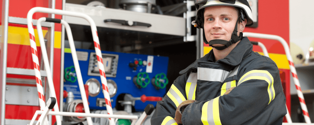 Auf diesem Bild ist eine Person zu sehen, die eine Ausbildung zum/r Werkfeuerwehrmann/-frau absolviert. Dieser Beruf ist sehr wichtig, da er dafür sorgt, dass in Fabriken und anderen Industrieanlagen immer ein Feuerlöschteam bereit steht. So können im Falle eines Brandes schnell und effektiv Maßnahmen ergriffen werden, um Schlimmeres zu verhindern.