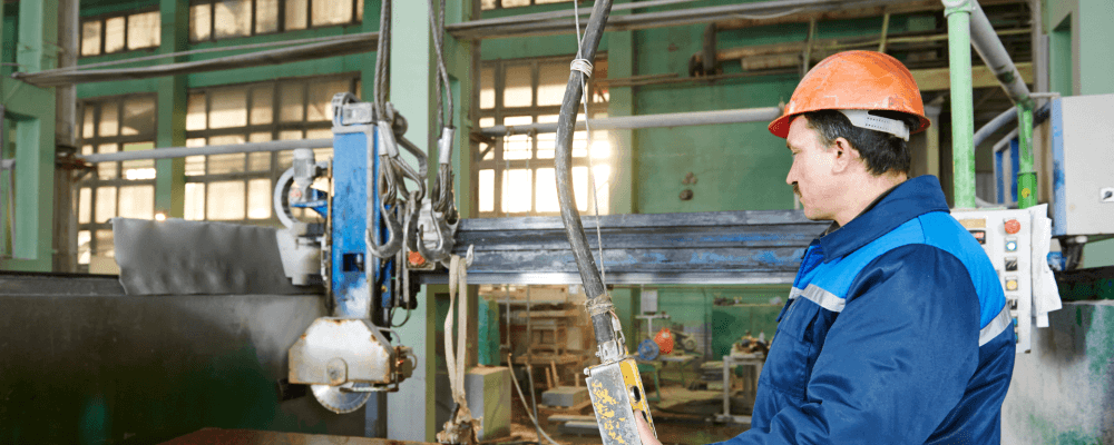 Dies ist ein Bild von einer Person, die eine Ausbildung zum/r Werksteinhersteller/in absolviert. 