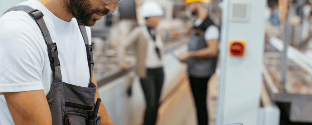 Auf diesem Bild ist eine Person zu sehen, die eine Ausbildung zum/r Werkzeugmechaniker/in absolviert. Dieser Beruf ist sehr vielseitig und umfasst die Instandhaltung, Reparatur und Herstellung von Werkzeugen.